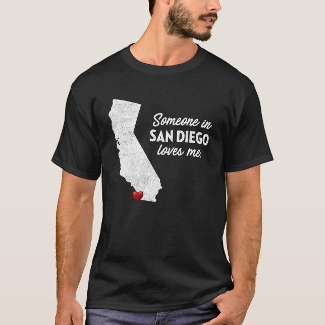 Camiseta Alguém Em San Diego Me Ama Na Califórnia (Frente)