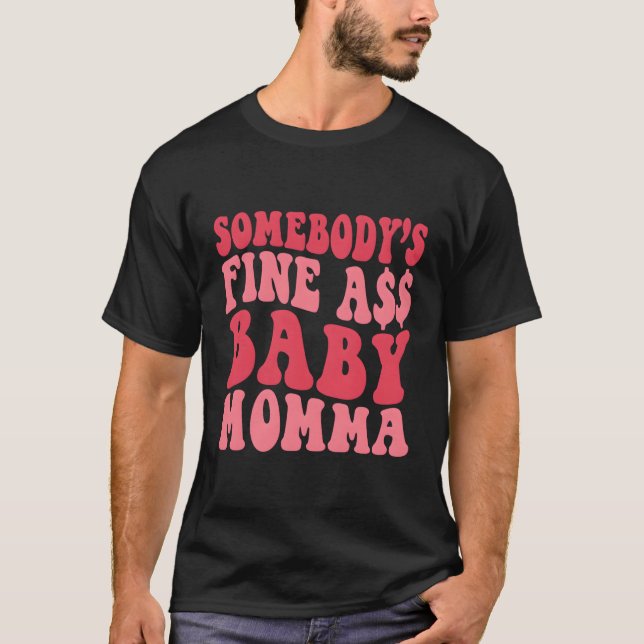 Camiseta Alguém Está Bem Como A Mamãe Mãe Está Dizendo (Frente)