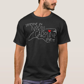 Camiseta Alguém Na Carolina Do Norte Me Ama Um Mapa De Esta