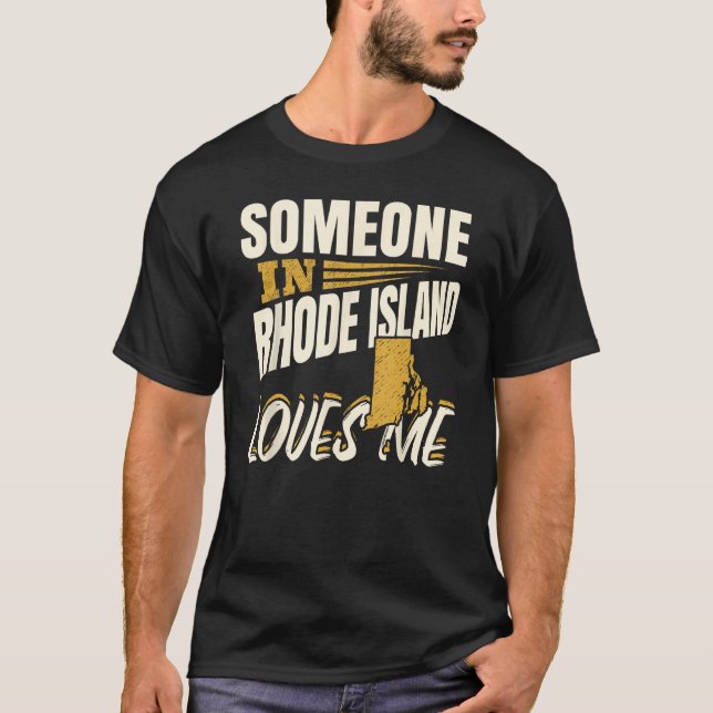 Camiseta Alguém Na Ilha Rhode Me Ama (Frente)