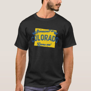 Camiseta Alguém no Colorado Me Ama por Relacionamento à Dis