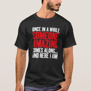 Camiseta Alguém Surpreendente Vem E Aqui Estou Sarcasti