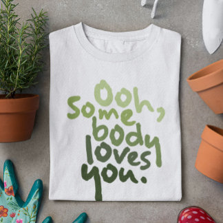 Camiseta Alguém Te Ama