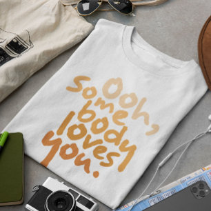 Camiseta Alguém Te Ama