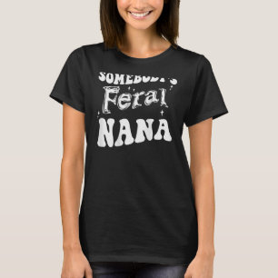 Camiseta Alguém tem Feral Nana nas costas
