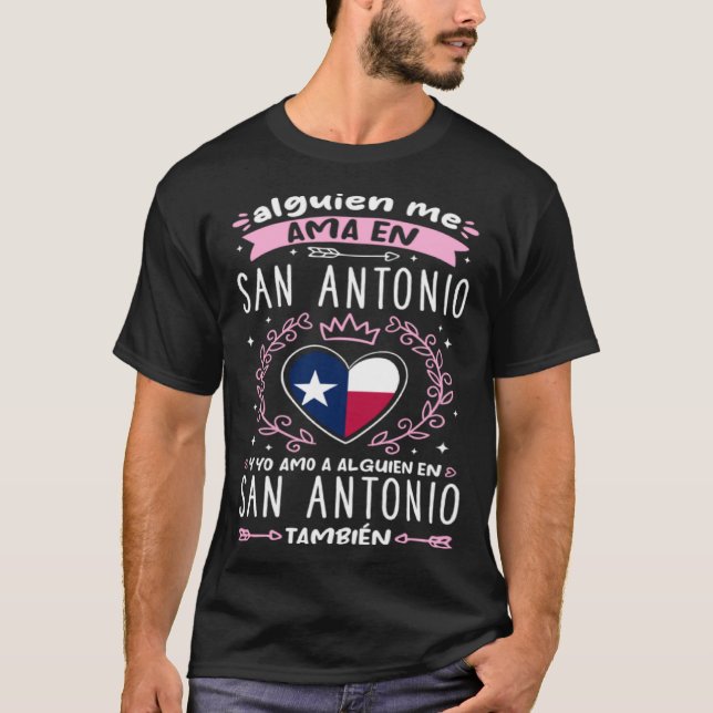 Camiseta Alguien me ama en San Antonio (Frente)