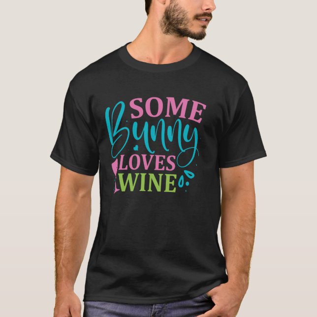 Camiseta Algum Coelhinho Ama Vinho Páscoa (Frente)