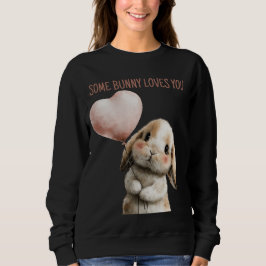 Camiseta Algum Coelhinho Ama Você com Balão de Coração