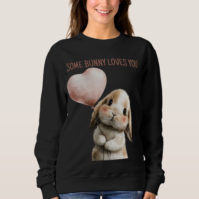 Camiseta Algum Coelhinho Ama Você com Balão de Coração (Frente)