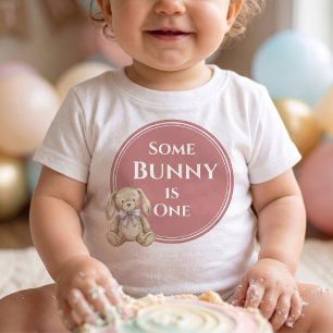 Camiseta Algum Coelhinho é uma Menina de Aniversário de Coe