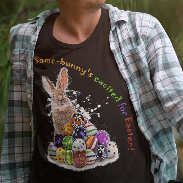Camiseta Algum coelhinho está animado com a Páscoa! (Some-bunny's excited for Easter! Men Basic Black T-Shirt)
