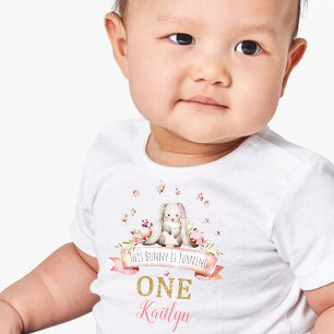 Camiseta Algum Coelhinho está Fazendo Um Aniversário de 1 A