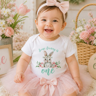 Camiseta Algum Coelhinho Faz Um Aniversário Floral de Um An