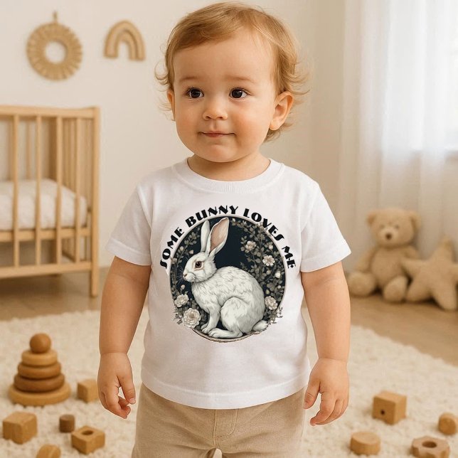 Camiseta Algum Coelhinho Me Ama Flora de Primavera de Pásco (Some Bunny Loves Me Monochrome Easter Spring Flora Baby T-Shirt)