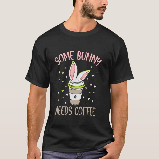 Camiseta Algum Coelhinho Precisa de Café Feliz Páscoa Amant (Frente)