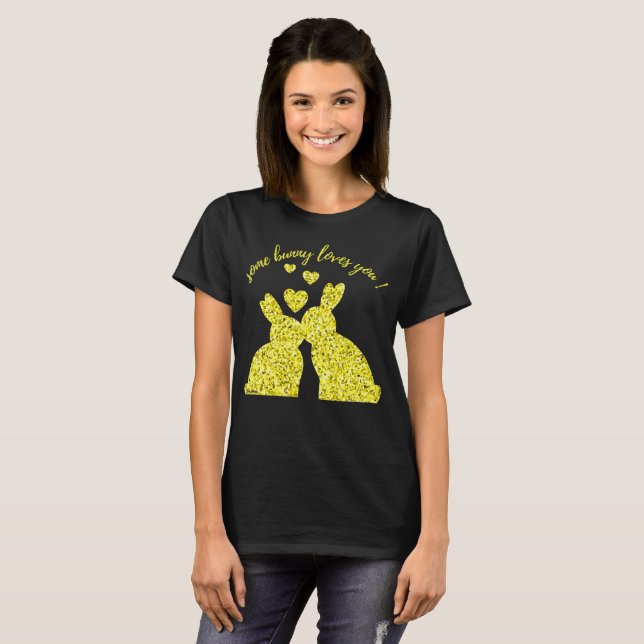 CAMISETA ALGUM COELHINHO TE AMA                             (Frente Completa)
