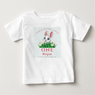 Camiseta Algum Coelhinho Uma Menina Fofo Primeiro Aniversár