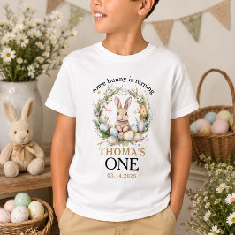 Camiseta Algum coelho de Páscoa está fazendo um 1º aniversá