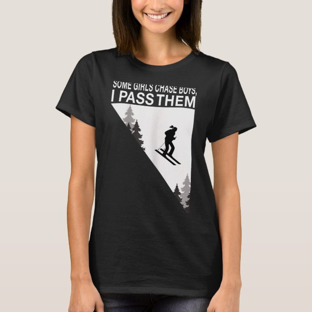 Camiseta Alguma garota persegue meninos eu passo por eles g (Frente)