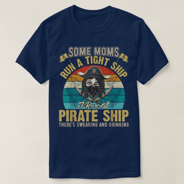 Camiseta Algumas mães dirigem um navio bem disciplinado, eu (Frente do Design)
