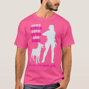 Camiseta Algumas Meninas Adoram Armas E Cães Engraçados