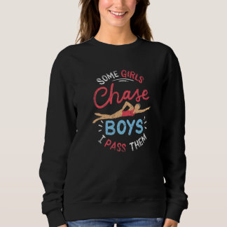 Camiseta Algumas Meninas Perseguem Rapazes Que Eu Pago Nada