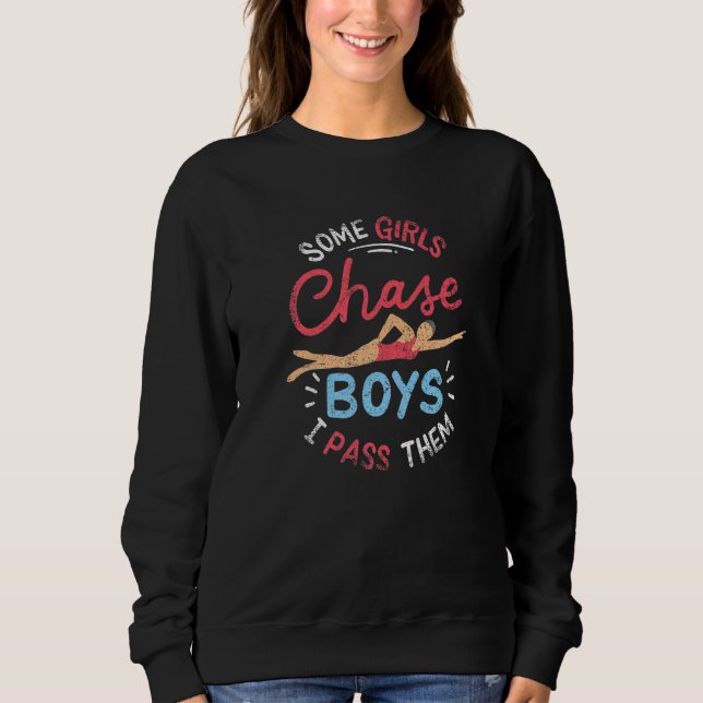 Camiseta Algumas Meninas Perseguem Rapazes Que Eu Pago Nada (Frente)