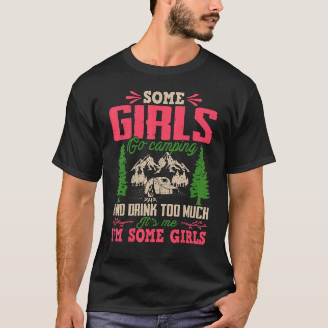 Camiseta Algumas Meninas Vão Acampar E Bebem Demais Camper  (Frente)