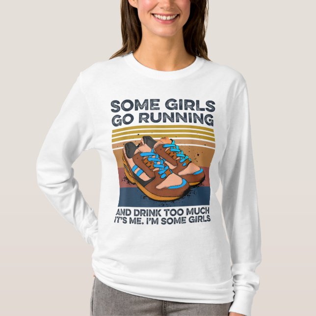 Camiseta Algumas Meninas Vão Correr E Bebem Muito Engraçada (Frente)