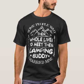 Camiseta Algumas Pessoas Esperam seus Companheiros de Acamp