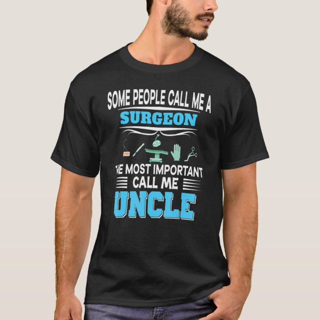 Camiseta Algumas Pessoas Me Chamam De Cirurgião A Unc Mais  (Frente)