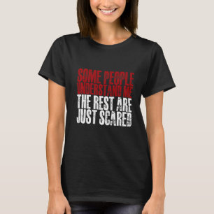 Camiseta Algumas Pessoas Me Entendem Que Os Restos Estão As
