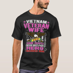 Camiseta Algumas Pessoas Nunca Encontram Seu Herói Veteran