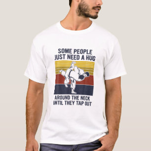 Camiseta Algumas Pessoas Precisam De Um Abraço No Pescoço