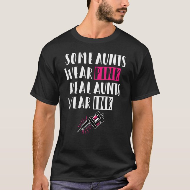 Camiseta Algumas tias Vestem Tintas Reais Rosa Vestidas Tin (Frente)