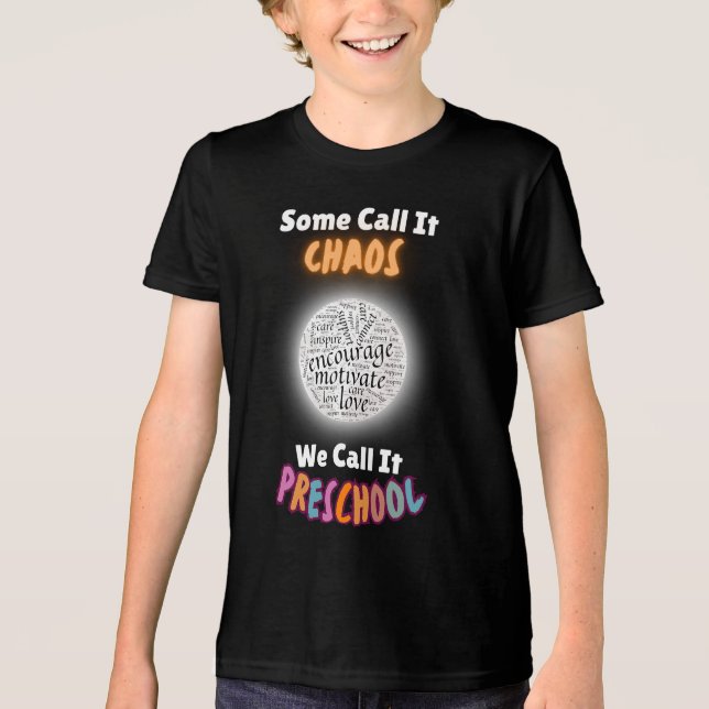 Camiseta Alguns Chamam De Caos Chamamos De Pré-Escolas (Frente)