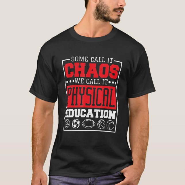 Camiseta Alguns Chamam de Caos Nós Chamamos de Educação Fís (Frente)