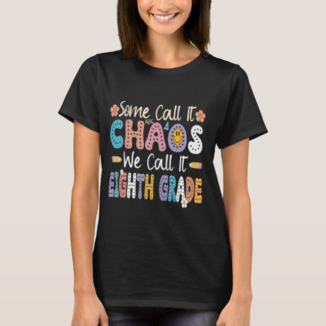 Camiseta Alguns chamam-lhe Caos Chamamos-lhe Oitavo Ano (Frente)