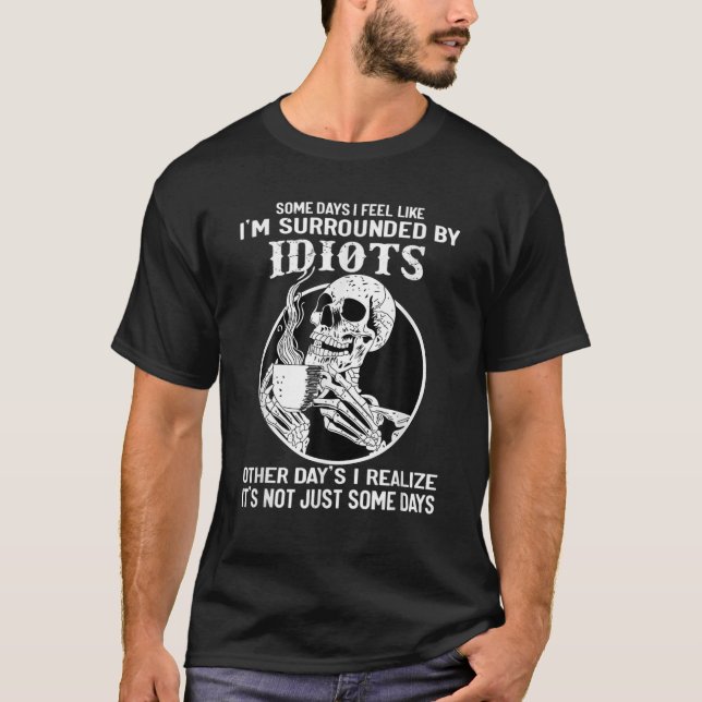 Camiseta Alguns dias sinto que estou cercado por Idiotas Qu (Frente)