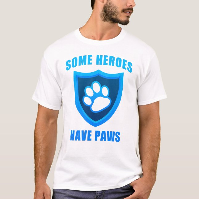 Camiseta Alguns Heróis Têm Patas: Cachorro de Pesquisa e Re (Frente)