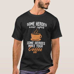 Camiseta Alguns Heróis Vestem Capas Alguns Fazem Seu Café B