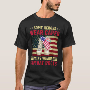 Camiseta Alguns Heróis Vestem Capes Minhas Vestem Botas de