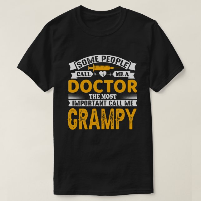 Camiseta Alguns Me Chamam De Médico GRAMPY (Frente do Design)
