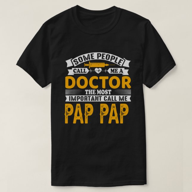 Camiseta Alguns Me Chamam De Médico PAP (Frente do Design)
