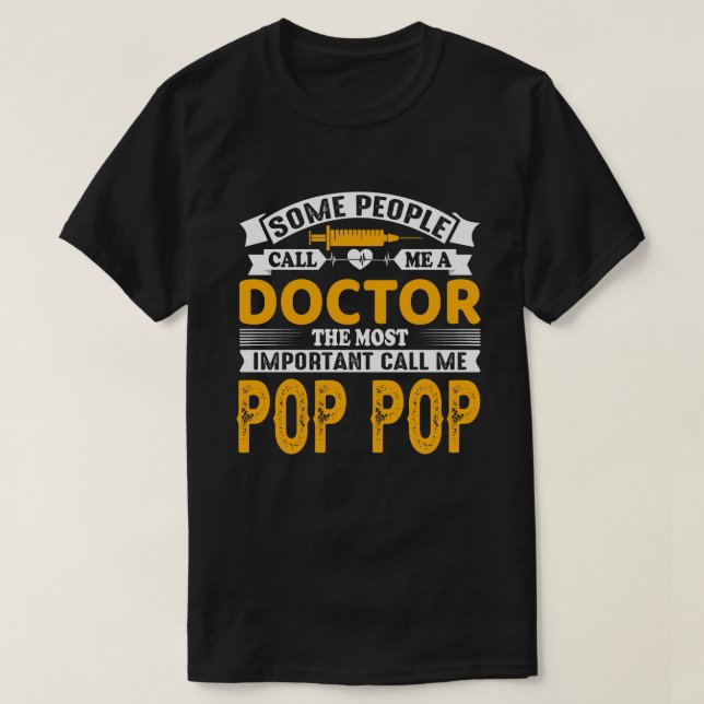 Camiseta Alguns Me Chamam De Médico POP (Frente do Design)