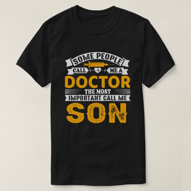 Camiseta Alguns Me Chamam De Médico SON (Frente do Design)