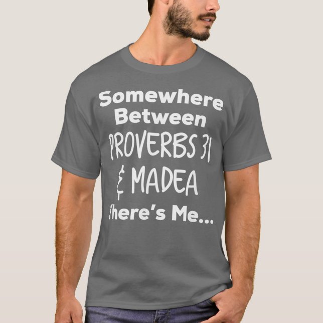 Camiseta Algures entre os Provérbios 31 e Madea Theres T (Frente)