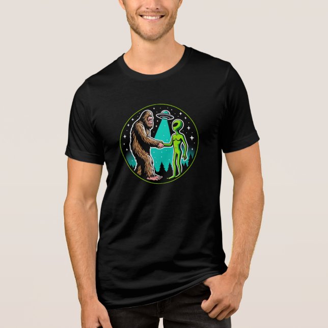 Camiseta Aliança de Alienígena Bigfoot - Engraçado Cryptid (Frente)