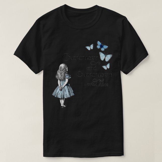 Camiseta Alice in Wonderland Curiouser Quotation Blue Butte (Frente do Design)