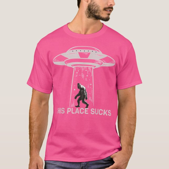 Camiseta Alienígena Bigfoot Ufo - Este Lugar É Uma Droga (Frente)
